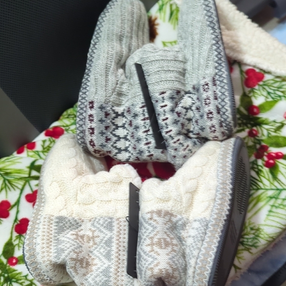 Muk Luks Knit Slippers in Gray and Cream 2 Pair Lot New With Tags - Picture 12 of 14